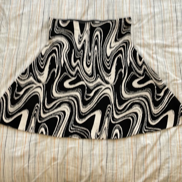 NWOT cutest skirt with black and white swirls size M - Picture 3 of 4